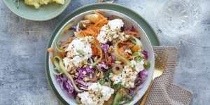 Beitragsbild des Blogbeitrags Bunter Gemüsesalat mit Cottage Cheese