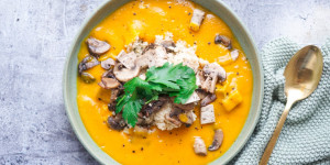 Beitragsbild des Blogbeitrags Kürbiscremesuppe mit Couscous und Pilzen und Tofu 