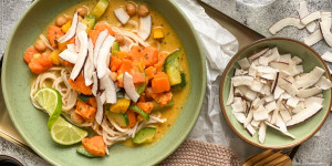 Beitragsbild des Blogbeitrags Süßkartoffel Kichererbsen Curry mit hübschen Bio Cocos Smiles von Nussyy