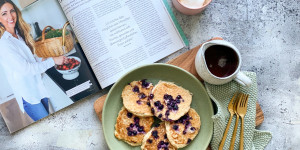 Beitragsbild des Blogbeitrags Banane – Heidelbeer – Haferflocken- Pancakes (glutenfrei)
