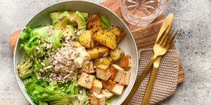 Beitragsbild des Blogbeitrags Tofu Ofenkartoffel Bowl (vegan, glutenfrei)