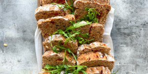 Beitragsbild des Blogbeitrags Feta – getrocknete Tomaten Dinkelbrot 