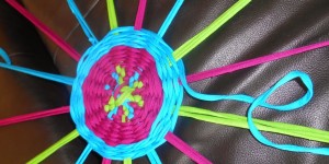 Beitragsbild des Blogbeitrags NINAS Projekt ...Teppich weben mit Hulla hoop