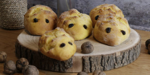 Beitragsbild des Blogbeitrags Herbstlich süßer Süßkartoffel-Brioche-Igel 