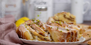 Beitragsbild des Blogbeitrags Saftiger Nusszopf 