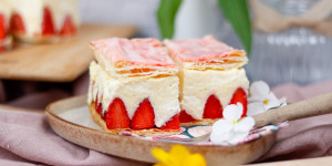 Beitragsbild des Blogbeitrags Erdbeer-Cremeschnitten