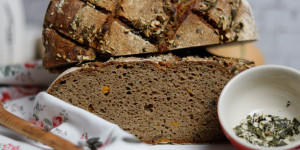 Beitragsbild des Blogbeitrags Kürbisbrot „no kneat“
