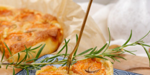 Beitragsbild des Blogbeitrags Tarte aux abricots sur crème damandes au romarin