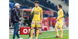 Beitragsbild des Blogbeitrags Ein Tiefschlag für die Austria jagt den anderen: Fans kamen mit Sarg