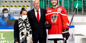 Beitragsbild des Blogbeitrags Eishockeyteam beendete mit viertem Sieg in Serie die Saison! Youngster Harnisch traf fünfmal