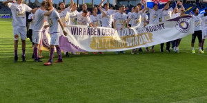 Beitragsbild des Blogbeitrags Austria Klagenfurt zurück in der Liga: Pacult störten nur die Bierduschen