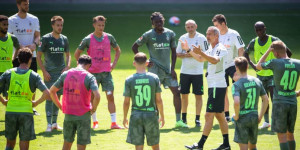 Beitragsbild des Blogbeitrags 1300 Fans bei Adi Hütters erstem Training: „Eine schöne Atmosphäre!“