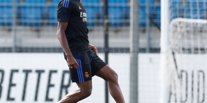 Beitragsbild des Blogbeitrags 1,308 Milliarden in Klagenfurt! Alaba-Premiere im neuen Auswärtstrikot von Real Madrid