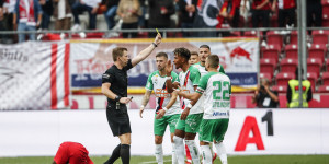 Beitragsbild des Blogbeitrags Elfmeter für Salzburg wegen Kontakt: Solche Entscheidungen sind Wahnsinn! 