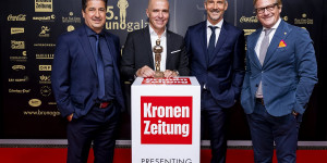 Beitragsbild des Blogbeitrags Adi Hütter als Überraschung für tränenreichen Ehrenpreis von Klaus Schmidt