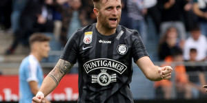Beitragsbild des Blogbeitrags Das LASK-Tief ist noch schlimmer als das von Rapid! Rote Karte auf der Tragbahre