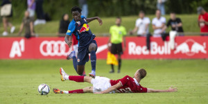 Beitragsbild des Blogbeitrags Abbruch bei Salzburg wegen Notfall auf Tribüne! Großkäufer Austria