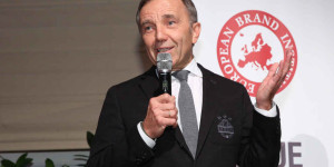 Beitragsbild des Blogbeitrags Der Racheakt an Werner Kuhn ist Rapids nächste Blamage: Er kommt wieder!