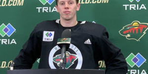 Beitragsbild des Blogbeitrags Das dritte NHL-Spiel von Marco Rossi endete mit erster Enttäuschung