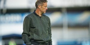 Beitragsbild des Blogbeitrags Drei Trainer in einer Saison, aber nur ein umstrittener Sportchef: Admira im freien Fall