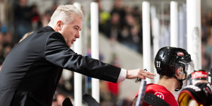 Beitragsbild des Blogbeitrags Drei Niederlagen, nur ein Drittel gewonnen und Torhüterproblem: Was lernt das Eishockeyteam daraus?