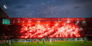 Beitragsbild des Blogbeitrags Die Fantribüne von Rapid muss zum Pyrotechnik-Workshop 