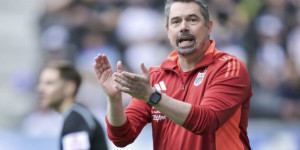 Beitragsbild des Blogbeitrags LASK bleibt bei Thomas Darasz: Eine Niederlage für den Sportchef! Interesse an Stöger?