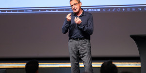 Beitragsbild des Blogbeitrags Raketen-Alarm beim Vortrag: Rangnick musste in den Luftschutzkeller!