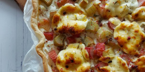 Beitragsbild des Blogbeitrags Rhabarber-Weichkäse-Tarte