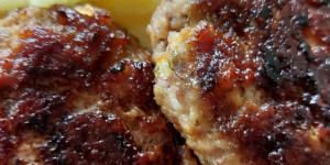 Beitragsbild des Blogbeitrags Fleischlaberl mit Püree