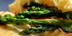 Beitragsbild des Blogbeitrags Spargel-Prosciutto-Lepinje