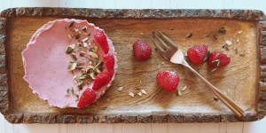 Beitragsbild des Blogbeitrags No-bake Erdbeer-Tartelettes mit Kürbiskernen und Kürbiskernöl 