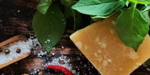 Beitragsbild des Blogbeitrags Pesto aus Zitronenbasilikum, Chili und Walnüssen – So schmeckt der Sommer! 