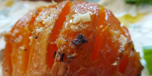Beitragsbild des Blogbeitrags „Hasselback“-Rüben mit Limettenbutter