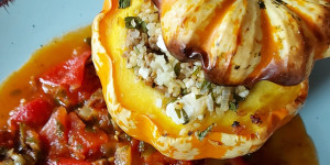 Beitragsbild des Blogbeitrags Ofenkürbis mit Lamm-Bulgur-Fülle auf Tomaten-Oliven-Ragout 