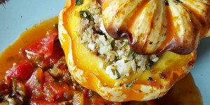 Beitragsbild des Blogbeitrags Ofenkürbis mit Lamm-Bulgur-Fülle auf Tomaten-Oliven-Ragout