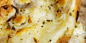 Beitragsbild des Blogbeitrags Blätterteig-Tarte mit Mozarella und Zwiebel