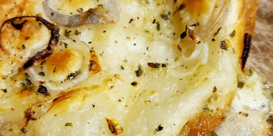 Beitragsbild des Blogbeitrags Blätterteig-Tarte mit Mozarella und Zwiebel 