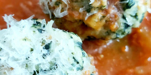 Beitragsbild des Blogbeitrags Spinatknödel mit Tomatensauce