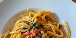 Beitragsbild des Blogbeitrags Linguine mit Mangold, Paradeisern und Ricotta 