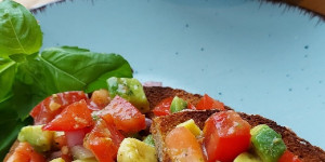 Beitragsbild des Blogbeitrags Avocado-Tomaten-Tartar 