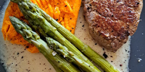 Beitragsbild des Blogbeitrags Filetsteak | Süßkartoffel | Spargel