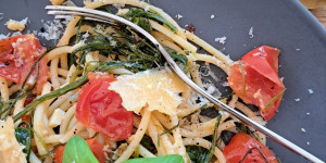 Beitragsbild des Blogbeitrags Pasta con Barba di Frate, pomodori e pecorino miele