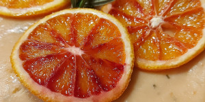 Beitragsbild des Blogbeitrags Blutorangen-Rosmarin-Tarte mit Olivenölmürbteig