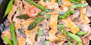 Beitragsbild des Blogbeitrags Pasta mit grünem Spargel, Champignons und Tomaten und Gedanken zu unserem Wochenmarkt