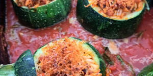 Beitragsbild des Blogbeitrags Gefüllte Zucchini | Salsiccia & Reis