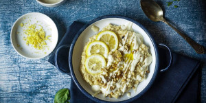 Beitragsbild des Blogbeitrags Zitronenhirseporridge mit Nüssen – vegan