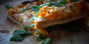 Beitragsbild des Blogbeitrags Kürbis-Flammkuchen vegan