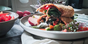 Beitragsbild des Blogbeitrags Bunte Linsenwraps (vegan) & die Wechseljahre