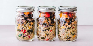 Beitragsbild des Blogbeitrags Warum ist Quinoa so gesund? – Quinoa Rezept: Veganer Quinoa Salat